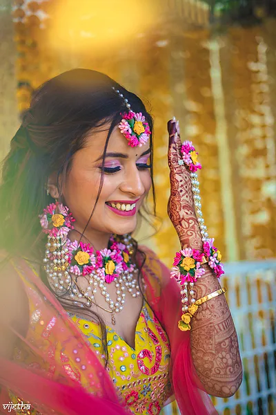 Bangalore bride with floral jewelry and mehendi makeup featuring a dewy finish.