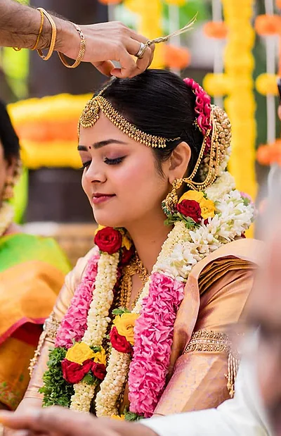 Radiant Gold Temple Jewelry Muhurtham Bride Bangalore bride with bridal makeup and a dewy finish, adorned in gold temple jewelry during her muhurtham ceremony.
